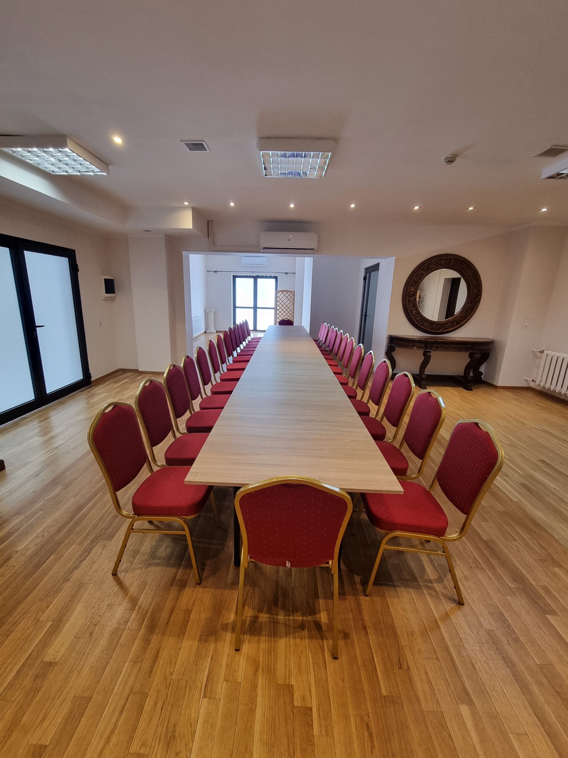 Świetlica boczna - widok stołu konferencyjnego z ustawionymi krzesłami