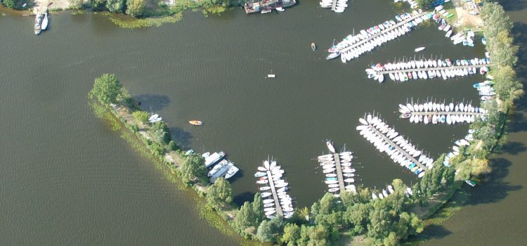 Widok na marinę z drona