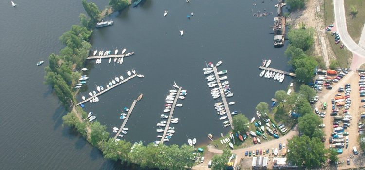 Widok na marinę z drona